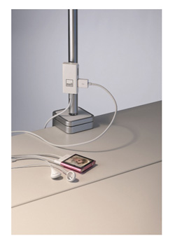 USB nabíjateľná stanica pripevnené na lampe